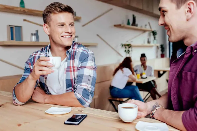 Ảnh trai đẹp ngồi uống cafe với ánh nắng chiều Ảnh trai đẹp ngồi uống cafe với ánh nắng chiều