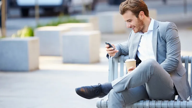 Trai đẹp ngồi uống cafe bên ly espresso Trai đẹp ngồi uống cafe bên ly espresso