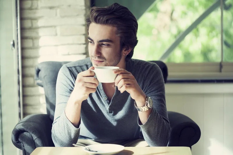 Trai đẹp ngồi uống cafe trong góc yên tĩnh Trai đẹp ngồi uống cafe trong góc yên tĩnh