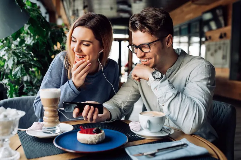 Trai đẹp ngồi uống cafe trong quán cafe phong cách cổ điển Trai đẹp ngồi uống cafe trong quán cafe phong cách cổ điển
