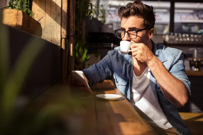 Trai đẹp ngồi uống cafe dưới bóng cây Trai đẹp ngồi uống cafe dưới bóng cây