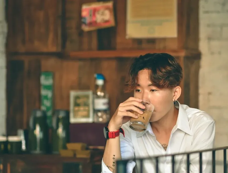 Trai đẹp ngồi uống cafe bên ánh đèn lấp lánh Trai đẹp ngồi uống cafe bên ánh đèn lấp lánh