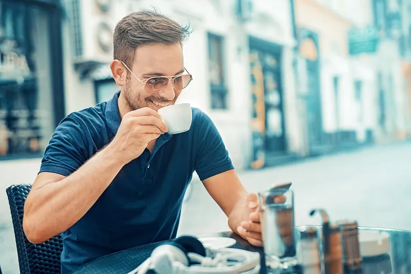 Ảnh trai đẹp ngồi uống cafe với nụ cười tự nhiên Ảnh trai đẹp ngồi uống cafe với nụ cười tự nhiên