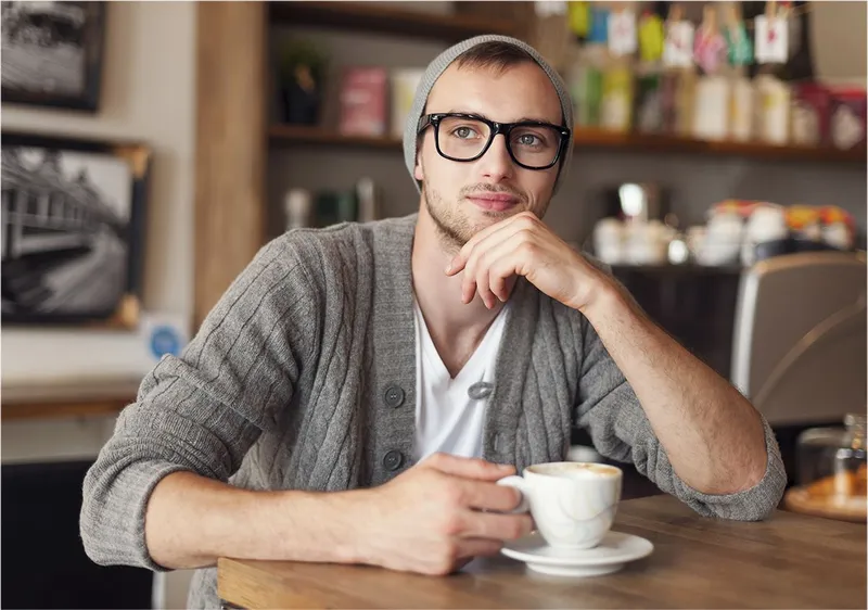 Trai đẹp ngồi uống cafe trong không gian ấm cúng Trai đẹp ngồi uống cafe trong không gian ấm cúng