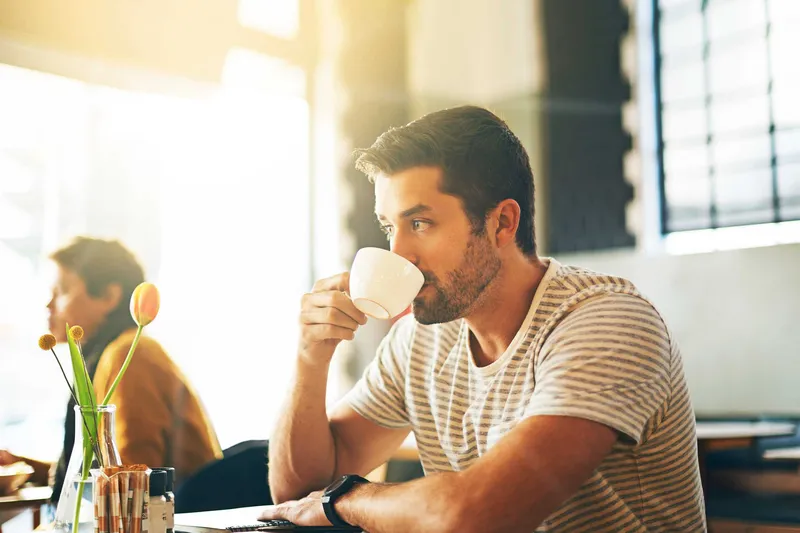 Ảnh trai đẹp ngồi uống cafe trên ban công Ảnh trai đẹp ngồi uống cafe trên ban công