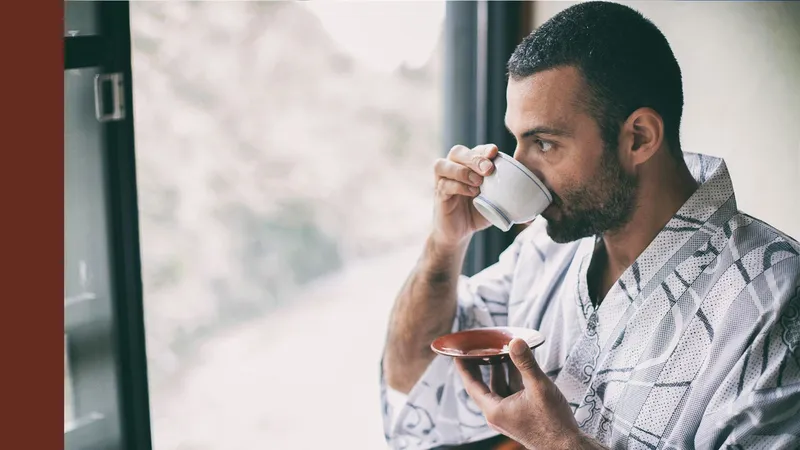 Trai đẹp ngồi uống cafe bên ly latte Trai đẹp ngồi uống cafe bên ly latte