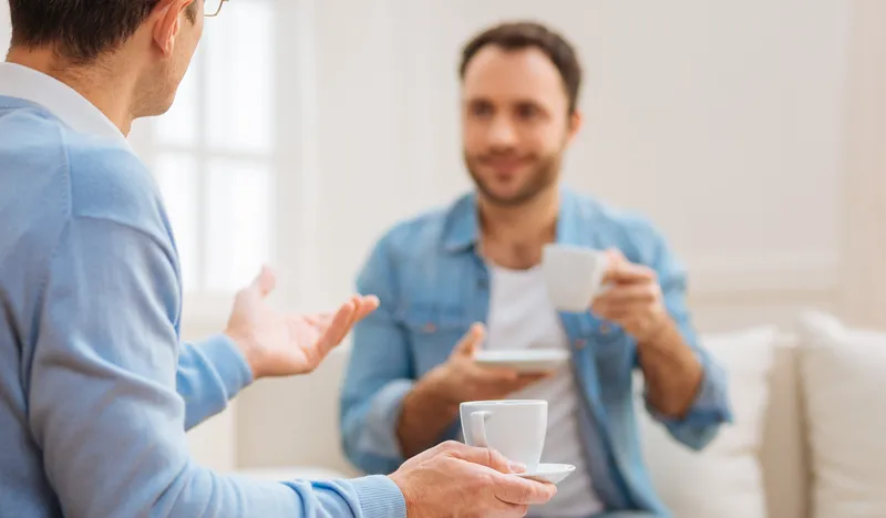 Trai đẹp ngồi uống cafe trong góc sáng của quán Trai đẹp ngồi uống cafe trong góc sáng của quán