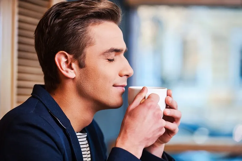 Trai đẹp ngồi uống cafe trong quán cafe ngoài trời Trai đẹp ngồi uống cafe trong quán cafe ngoài trời