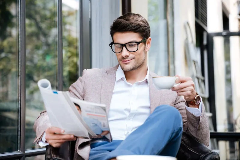 Ảnh trai đẹp ngồi uống cafe với ánh mắt xa xăm Ảnh trai đẹp ngồi uống cafe với ánh mắt xa xăm