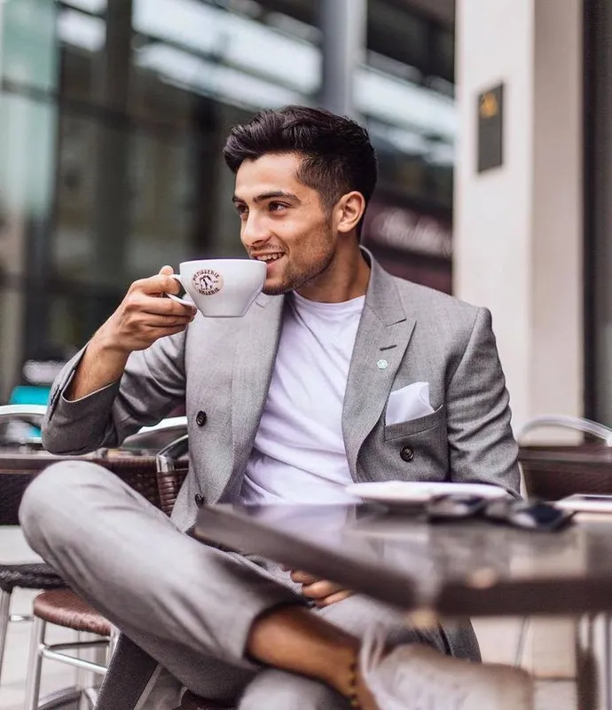 Trai đẹp ngồi uống cafe bên ly cafe bốc khói Trai đẹp ngồi uống cafe bên ly cafe bốc khói