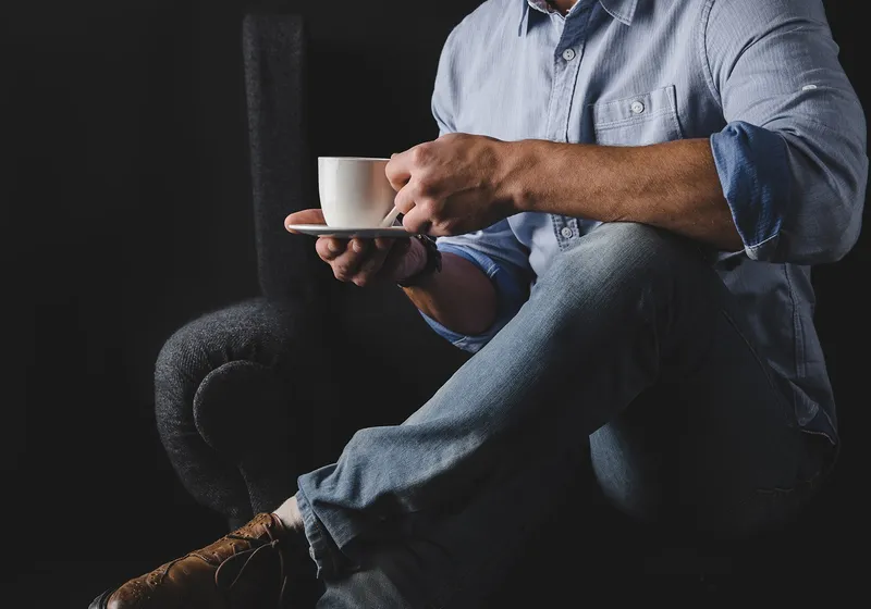 Trai đẹp ngồi uống cafe trong không gian nhẹ nhàng Trai đẹp ngồi uống cafe trong không gian nhẹ nhàng
