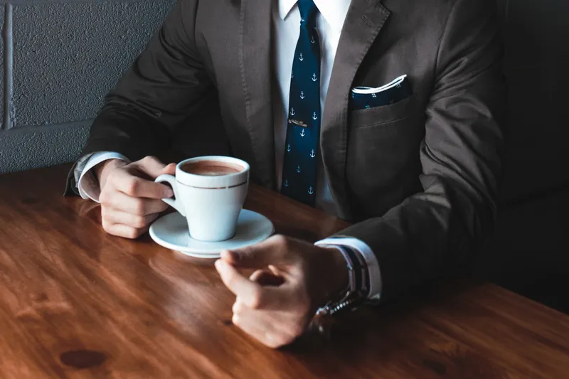 Ảnh trai đẹp ngồi uống cafe giữa tiếng nhạc du dương Ảnh trai đẹp ngồi uống cafe giữa tiếng nhạc du dương