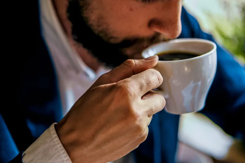 Trai đẹp ngồi uống cafe cùng khung cảnh buổi sáng Trai đẹp ngồi uống cafe cùng khung cảnh buổi sáng