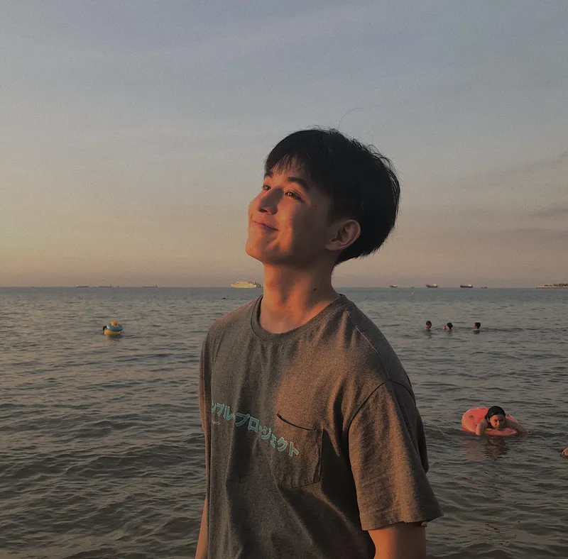 Ảnh trai ở biển sáng dưới ánh nắng.