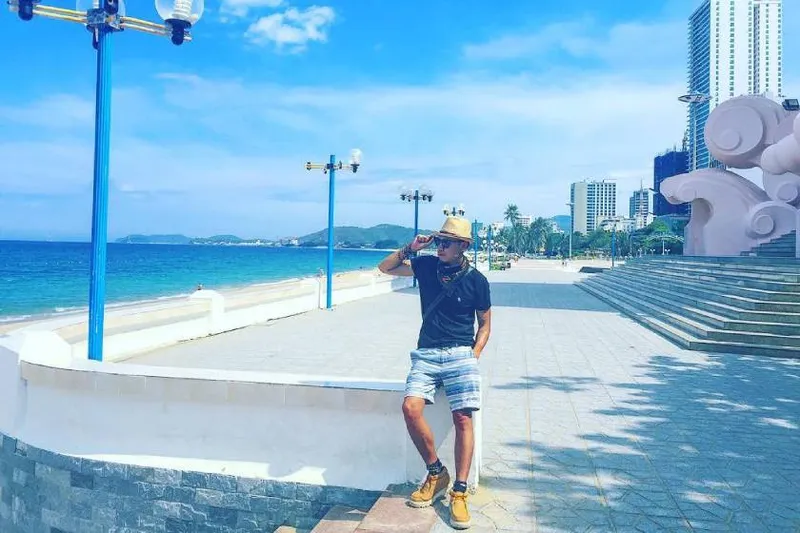 Ảnh trai ở biển hài hòa giữa người và cảnh.