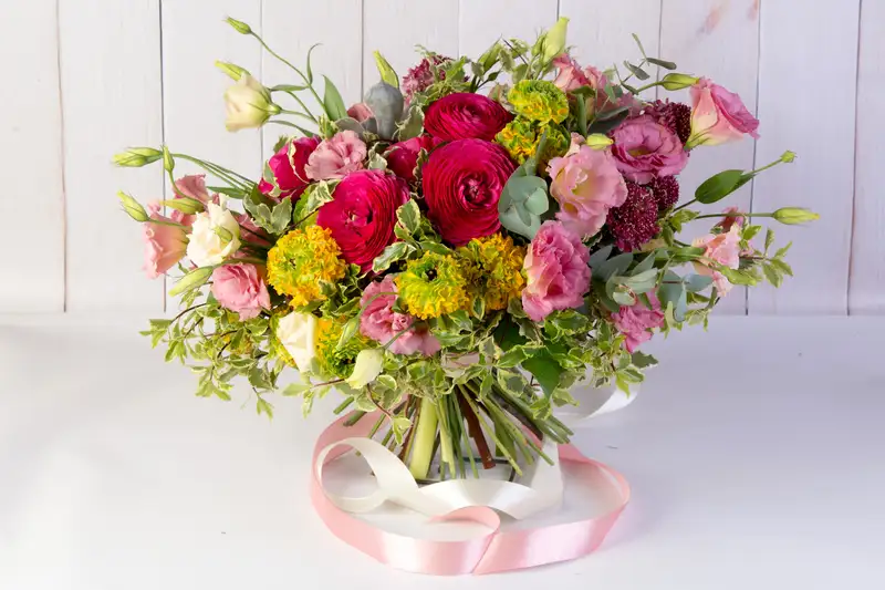 Hình ảnh hoa tặng mẹ chứa đựng lòng biết ơn Hình ảnh hoa tặng mẹ chứa đựng lòng biết ơn