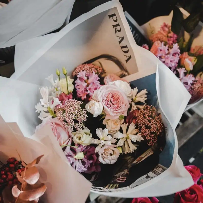 Hoa tặng nhận xe được sắp đặt công phu và tỉ mỉ Hoa tặng nhận xe được sắp đặt công phu và tỉ mỉ