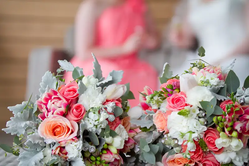 Bó hoa tặng đám cưới rực rỡ, tượng trưng cho niềm vui viên mãn