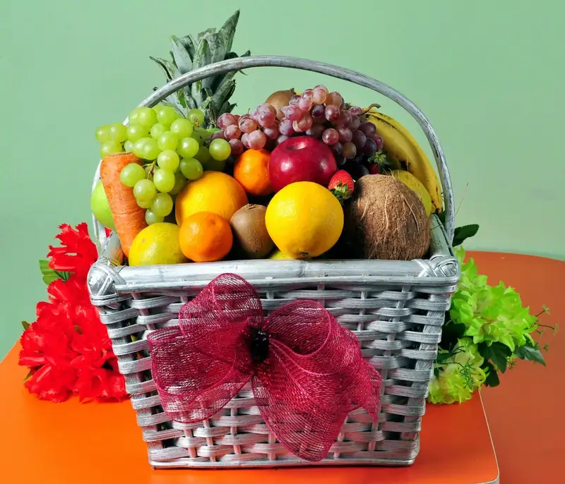 Hình ảnh giỏ hoa quả tặng tươi sáng, thể hiện sự quan tâm Hình ảnh giỏ hoa quả tặng tươi sáng, thể hiện sự quan tâm