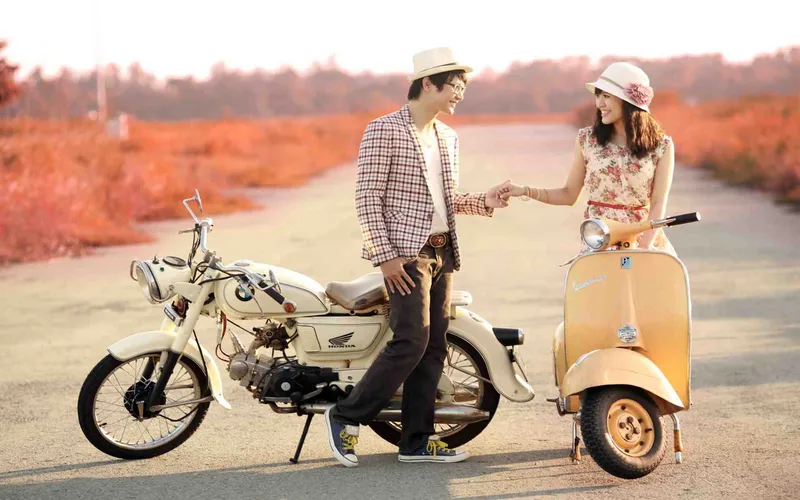 Khung cảnh ngọt ngào của đôi trai gái yêu nhau Khung cảnh ngọt ngào của đôi trai gái yêu nhau