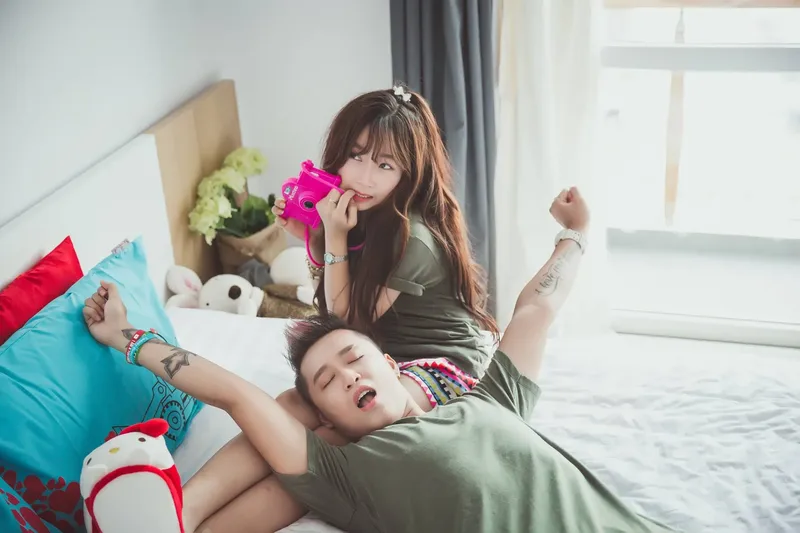 Hình ảnh đôi trai gái yêu nhau nắm tay hạnh phúc Hình ảnh đôi trai gái yêu nhau nắm tay hạnh phúc