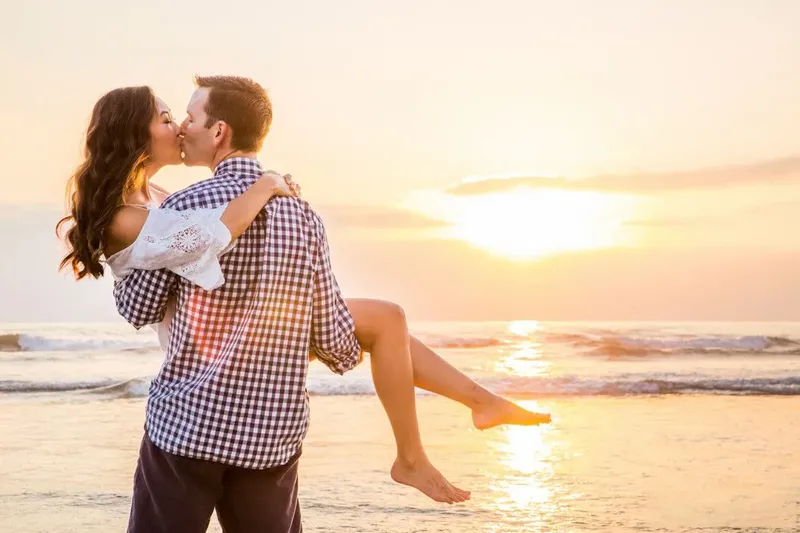 Hình ảnh đôi trai gái yêu nhau bên góc phố quen Hình ảnh đôi trai gái yêu nhau bên góc phố quen