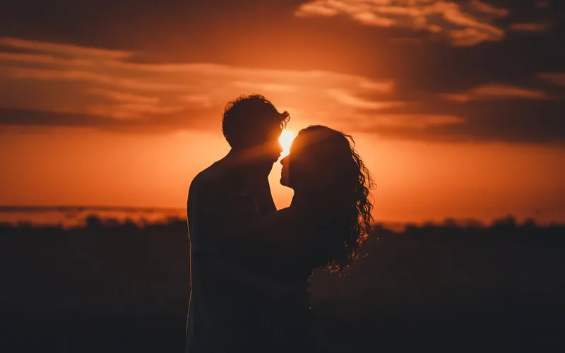 Hình ảnh đôi trai gái yêu nhau với nụ cười rạng rỡ Hình ảnh đôi trai gái yêu nhau với nụ cười rạng rỡ