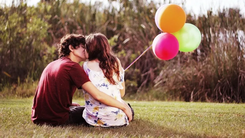 Đôi trai gái yêu nhau dưới ánh nến lãng mạn Đôi trai gái yêu nhau dưới ánh nến lãng mạn
