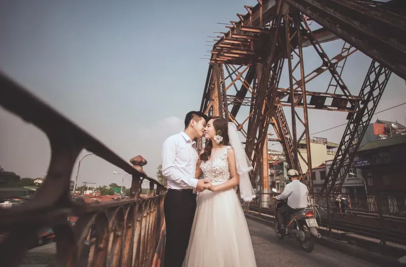 Hình ảnh đôi trai gái yêu nhau ngắm bình minh Hình ảnh đôi trai gái yêu nhau ngắm bình minh