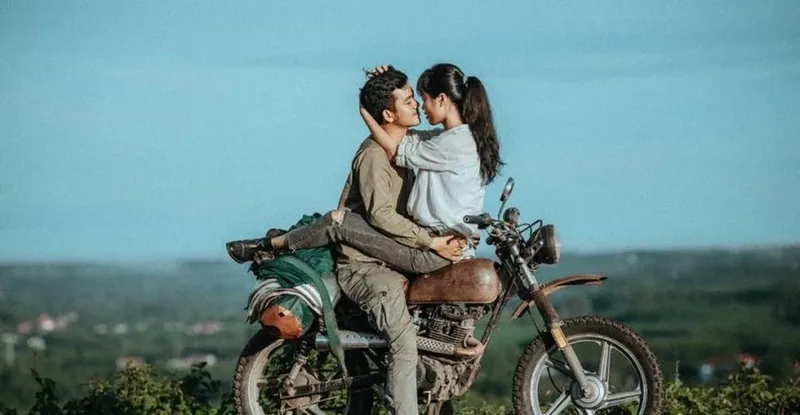 Hình ảnh đôi trai gái yêu nhau dưới mưa lãng mạn Hình ảnh đôi trai gái yêu nhau dưới mưa lãng mạn