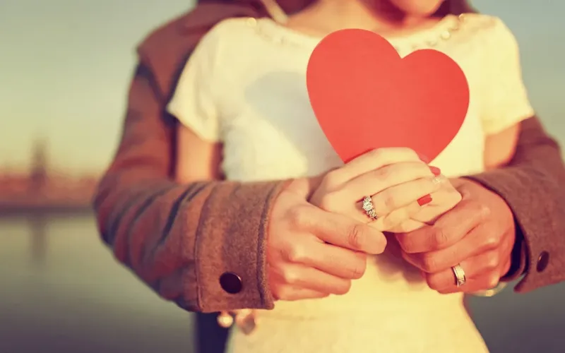 Đôi trai gái yêu nhau tay trong tay qua hình ảnh đẹp Đôi trai gái yêu nhau tay trong tay qua hình ảnh đẹp