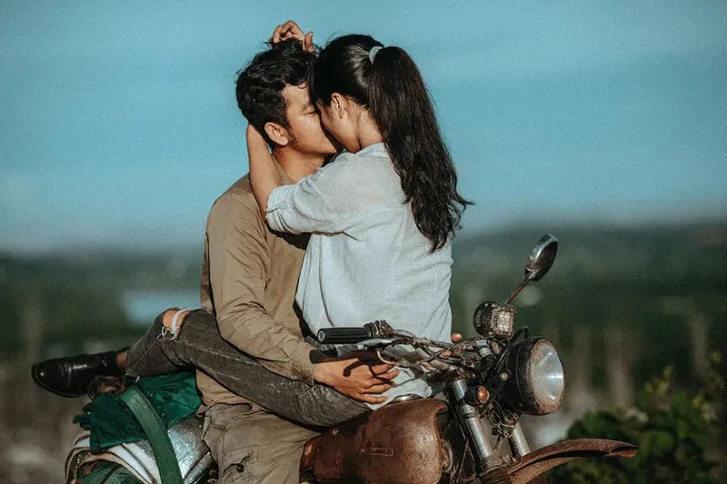 Yêu thương tràn đầy trong hình ảnh đôi trai gái yêu nhau Yêu thương tràn đầy trong hình ảnh đôi trai gái yêu nhau