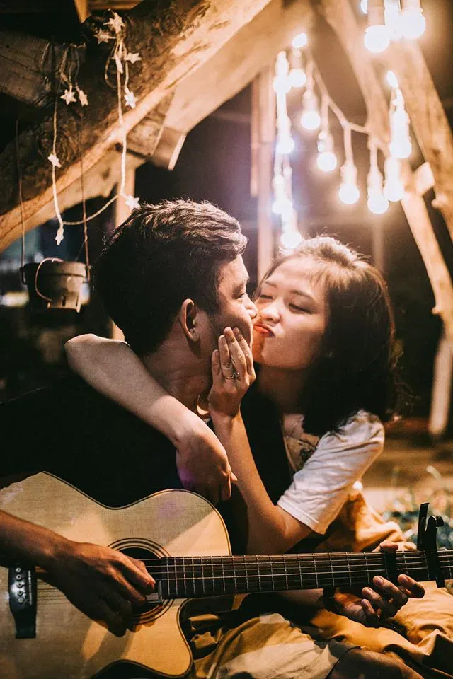 Ánh mắt ngập tràn yêu thương trong hình ảnh đôi trai gái yêu nhau Ánh mắt ngập tràn yêu thương trong hình ảnh đôi trai gái yêu nhau
