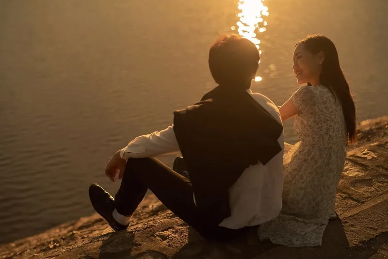 Nụ hôn ngọt ngào trong hình ảnh đôi trai gái yêu nhau Nụ hôn ngọt ngào trong hình ảnh đôi trai gái yêu nhau