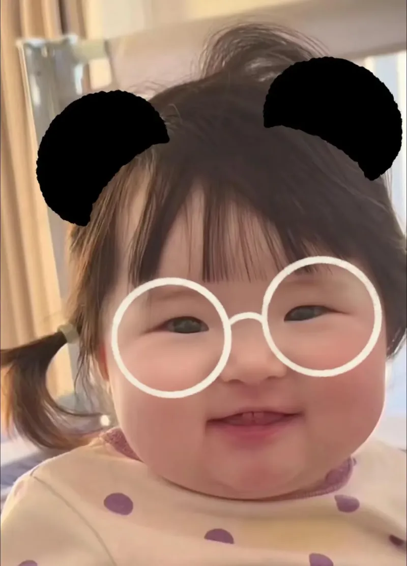 Hình ảnh em bé gái đáng yêu với đôi mắt tròn xoe ngây thơ