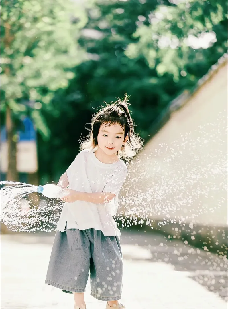 Bộ váy xinh xắn nổi bật trong hình ảnh em bé gái