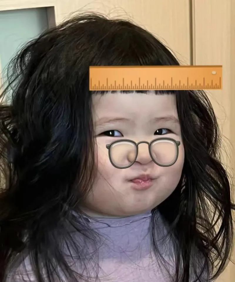 Hình ảnh em bé gái vui chơi ngoài trời
