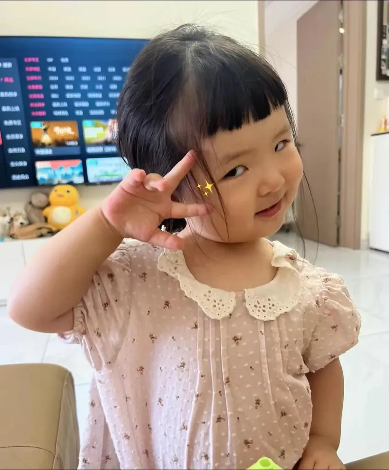 Hình ảnh em bé gái với đôi má hồng đáng yêu