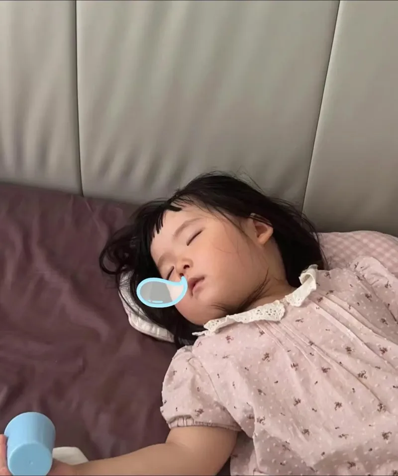 Khoảnh khắc bình yên của hình ảnh em bé gái ngủ ngon