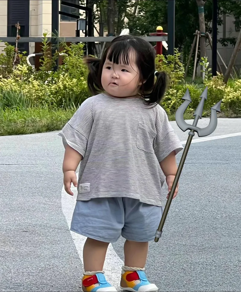 Tinh nghịch và hồn nhiên trong hình ảnh em bé gái
