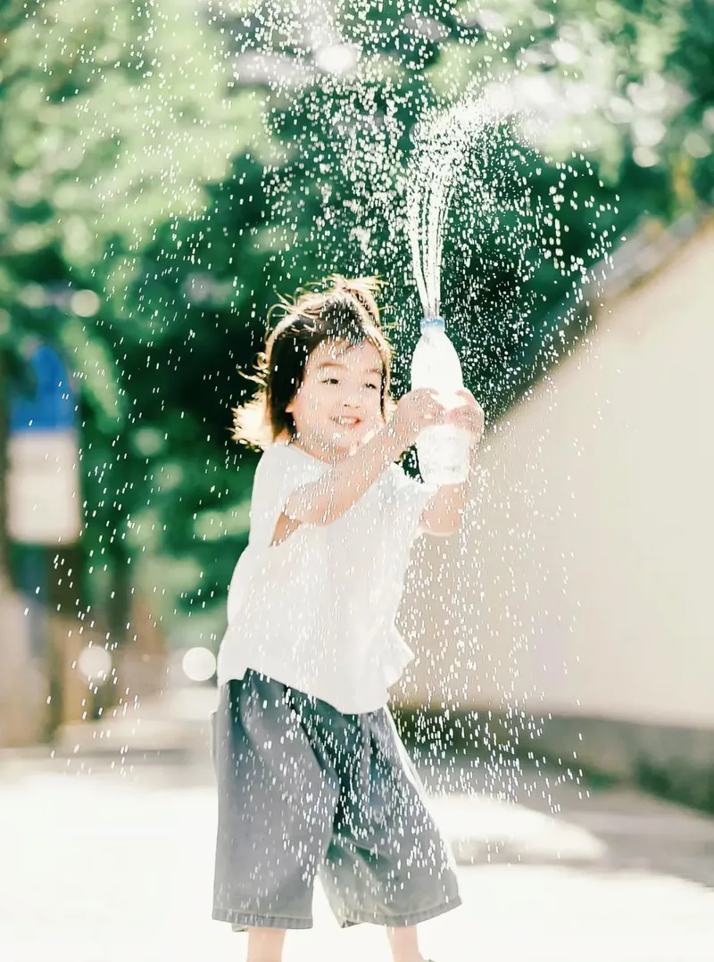 Hình ảnh em bé gái với mái tóc buộc nơ xinh xắn