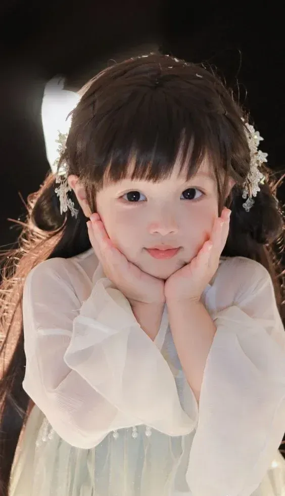 Nụ cười trong veo của hình ảnh em bé gá