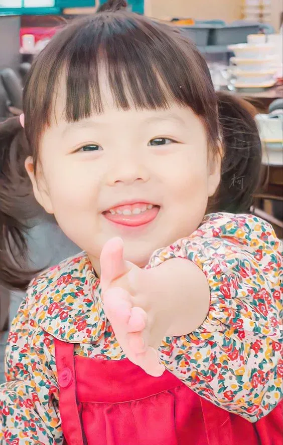 Khoảnh khắc hạnh phúc của hình ảnh em bé gái 