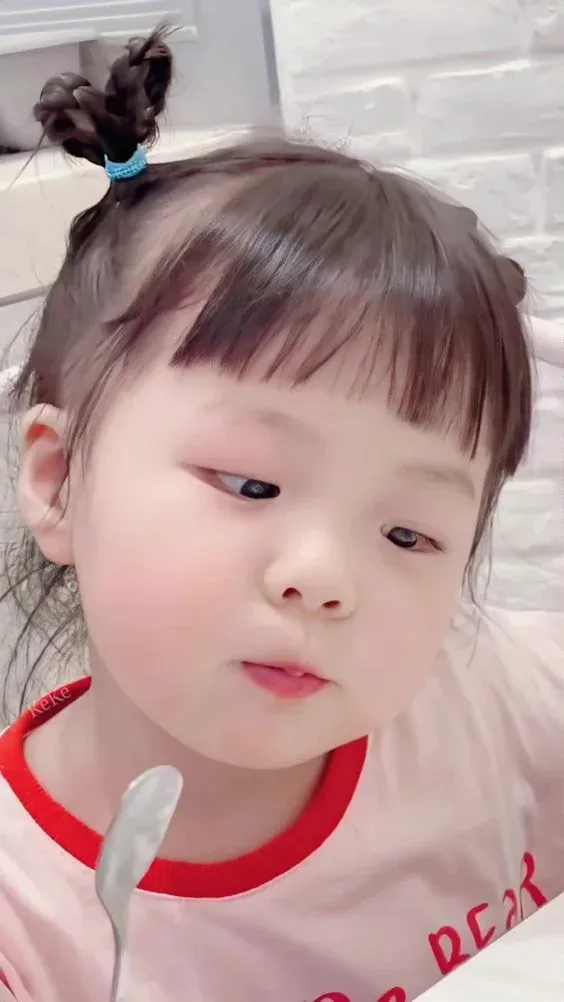 Hình ảnh em bé gái tạo dáng đáng yêu