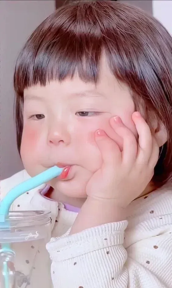 Hình ảnh em bé gái với nụ cười rạng rỡ