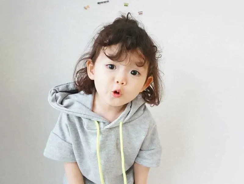 Hình ảnh em bé gái trong bộ đồ ngủ dễ thương
