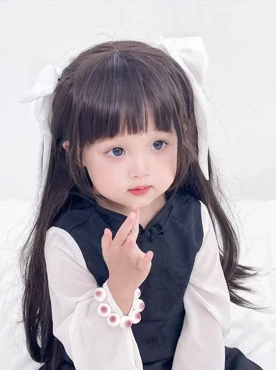 Hình ảnh em bé gái vui đùa