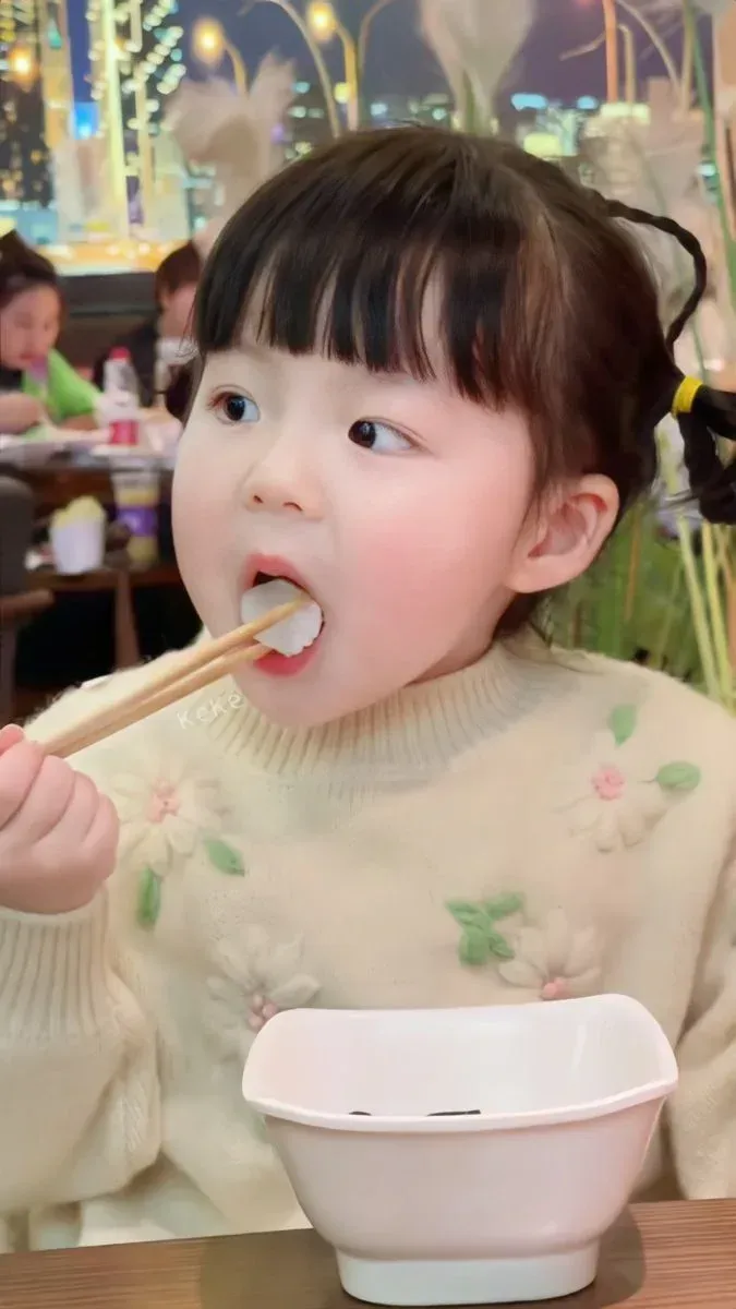 Dáng điệu đáng yêu của em bé gái 