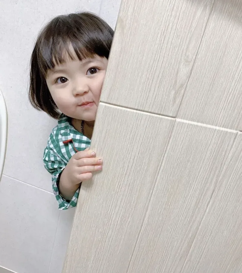 Hình ảnh em bé gái mỉm cười 
