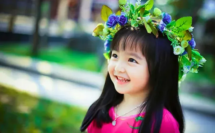 Nụ cười hạnh phúc của hình ảnh em bé gái